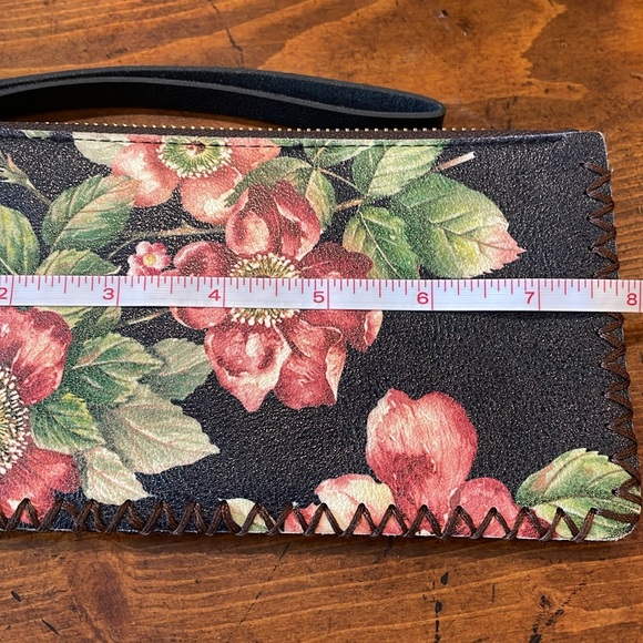 WRISTLET FLOWER AND WHIPSTITCH DETAIL - Picture 5 of 6